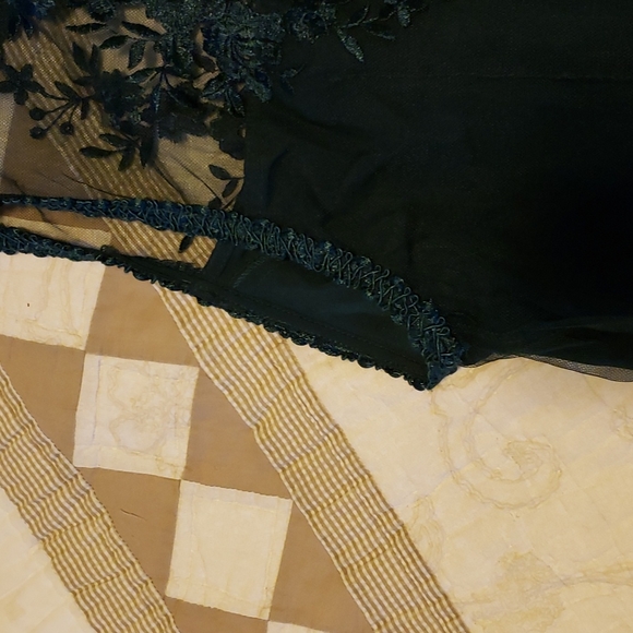 Like new stunning forest green dress.lace detail throughout - Picture 15 of 16